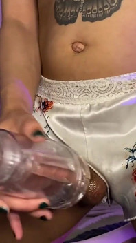 TS masturbuje velký péro s hračkou Fleshlight