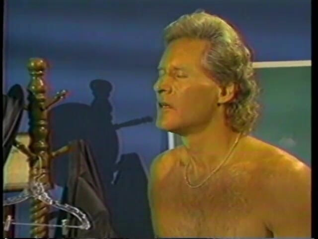 Old Good Porn: O curvă superbă cu păr castaniu își întinde picioarele și este futută în pizda...