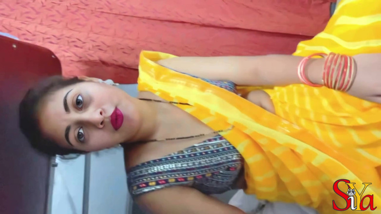 Vicky Siya: Indian Siya Bhabhi Honeymoon in Train with Strange Passenger