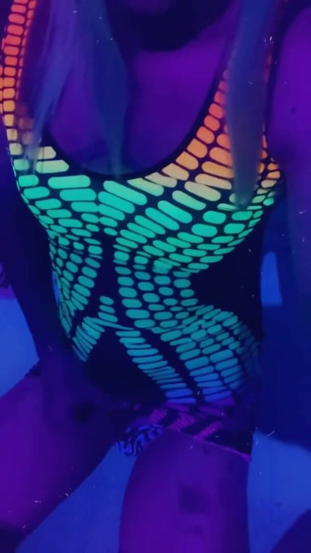 CarmenMelatonin: Party flicka vill spela
