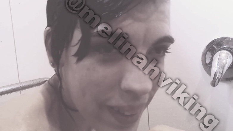 Melinah Viking: Luv mě, když je mokrá