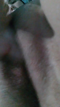 Une géante sexy se caresse la chatte sur ton visage en se masturbant