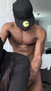 Sexig byte brud slår sig själv med dildo sedan knullas av riktig kuk