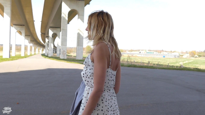 Miley Weasel: Blonde Gets It Publicly! Love Balls!