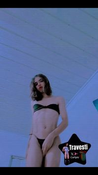 Je suis une coquine enlève mon manteau et se déshabille dans ma culotte et mon soutien-gorge