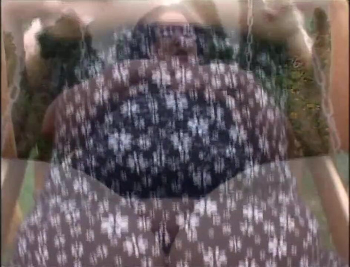 Xtime Network: Une grosse MILF se fait doigter dans le jardin