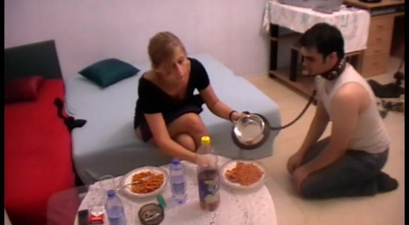 Femdom Austria: Krmím mého domácího služebníka