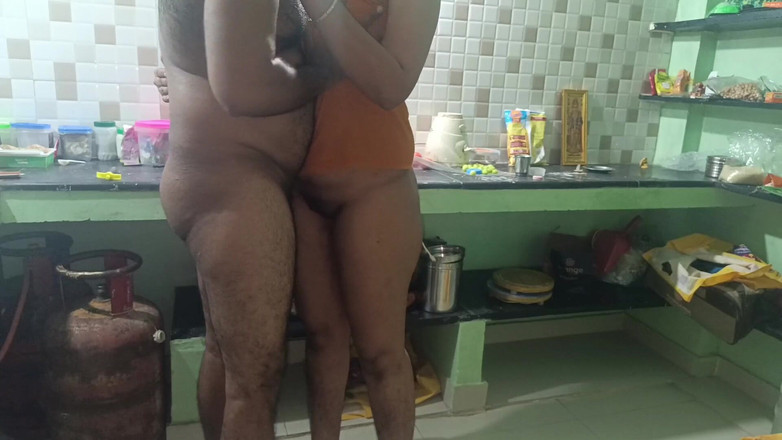 Wonder: 부엌에서 새 남편과의 아름다운 타밀 하우스 마누라 로맨스