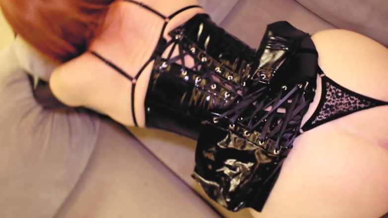 Eva Latexxx: Dominatrix cachonda Eva látex divirtiéndose con una gran polla dulce,...