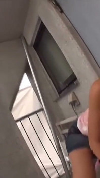 Bir apartman dairesinde bronzlaşıyor güzel kızların videoları -12