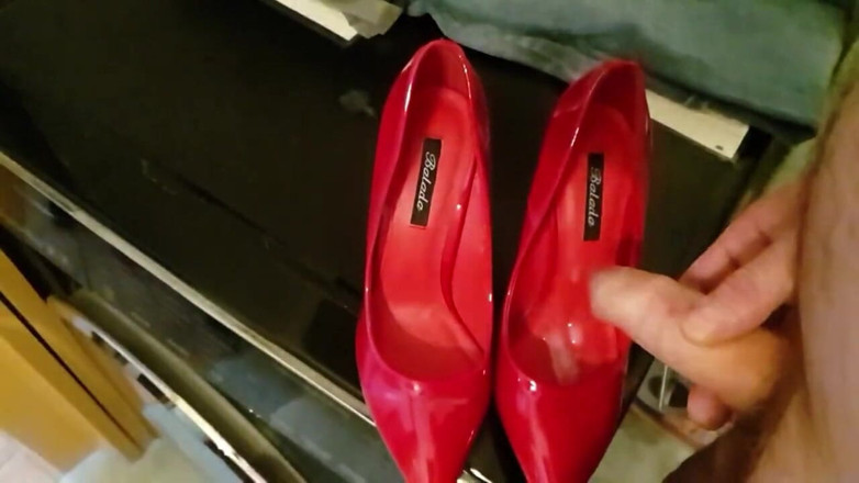 Milosbroz: Kasut tumit tinggi merah pancutan mani teman wanita saya