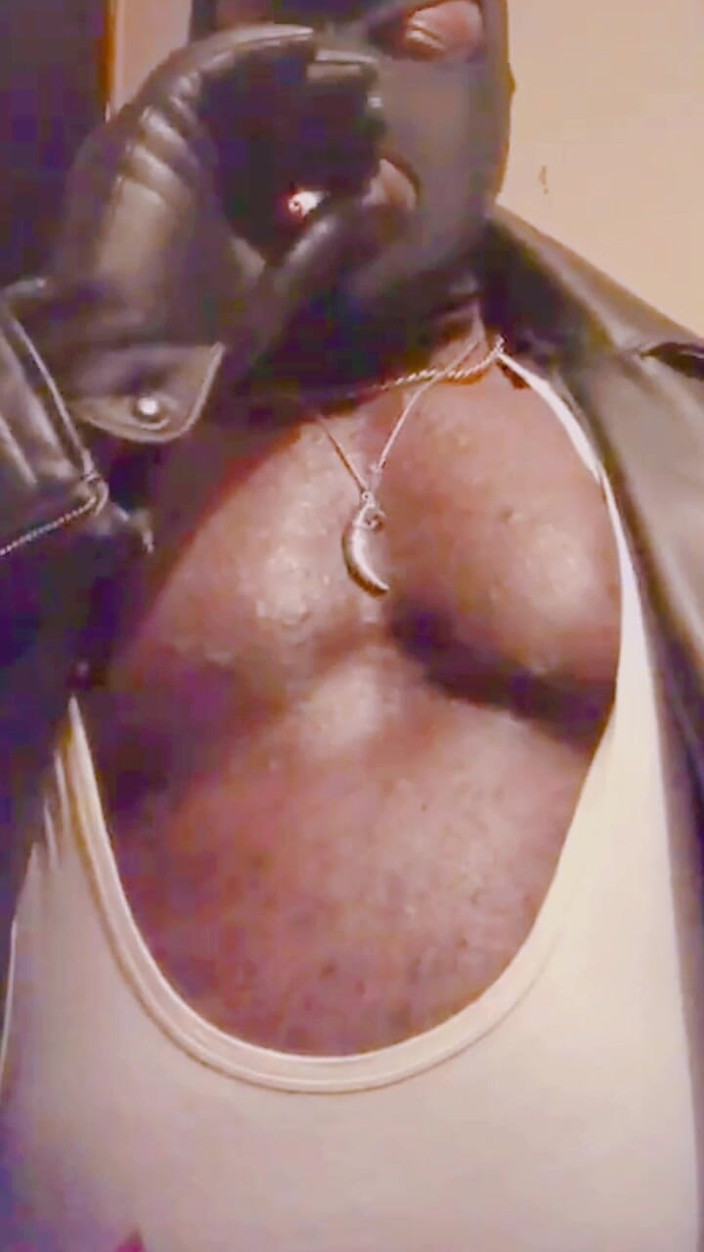 Black smoking muscle stepdad: Verbales Tittenspiel Mit Großen Muskeln Und Smoke-session