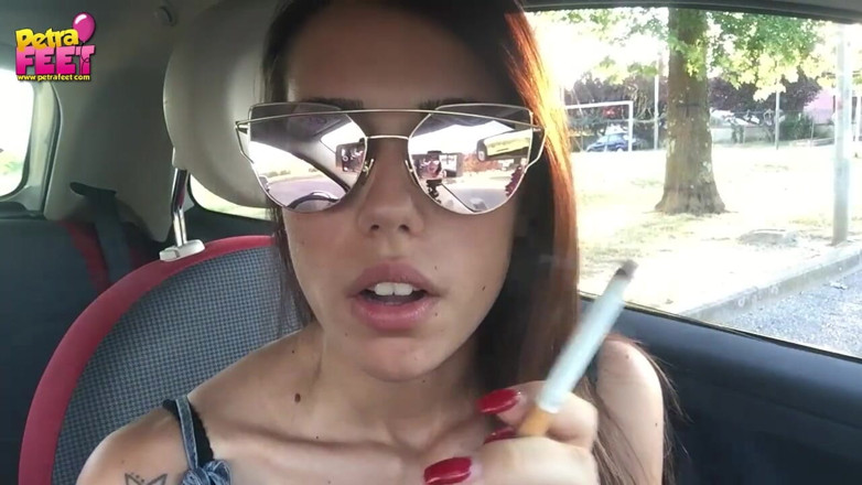 Smokin Fetish: Urocza nastolatka Petra pali w samochodzie