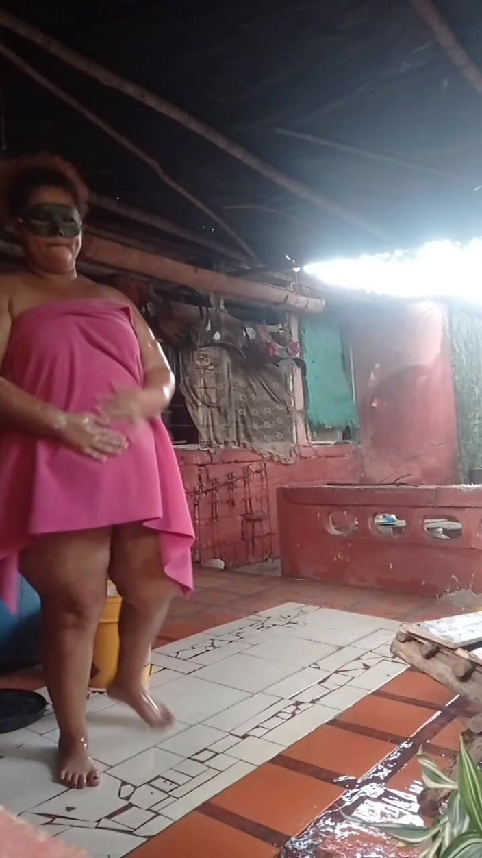 Gordita Culo Rico: Une maman nue se baigne dans la cour.