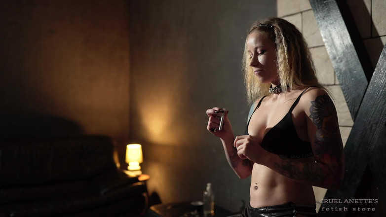 Cruel Anettes fetish world: Anette dumanı sakso çekiyor