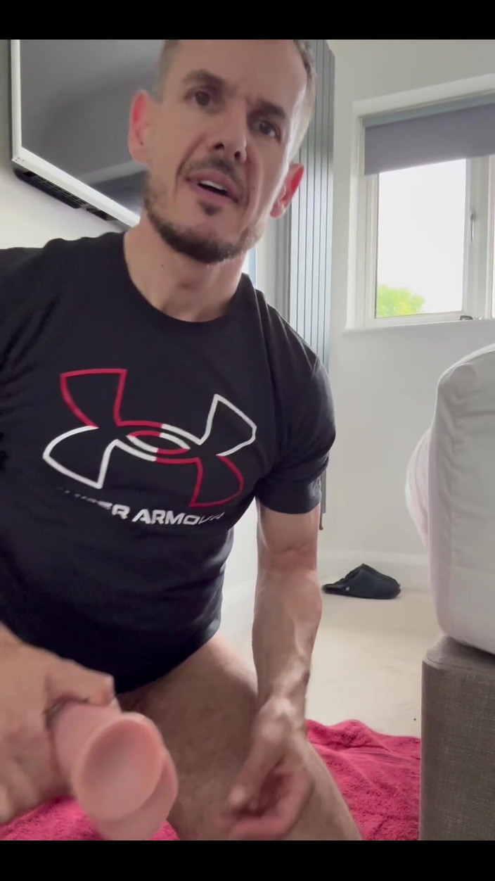 NaughtySub4Use: Assista-me cavalgar esse grande consolo gordo.