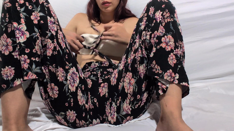 Mimiandevan: Gadis kulit putih rambut merah muncrat sambil fingering