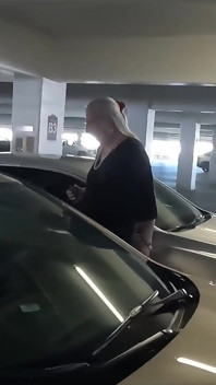 Tentando shake de proteína na garagem