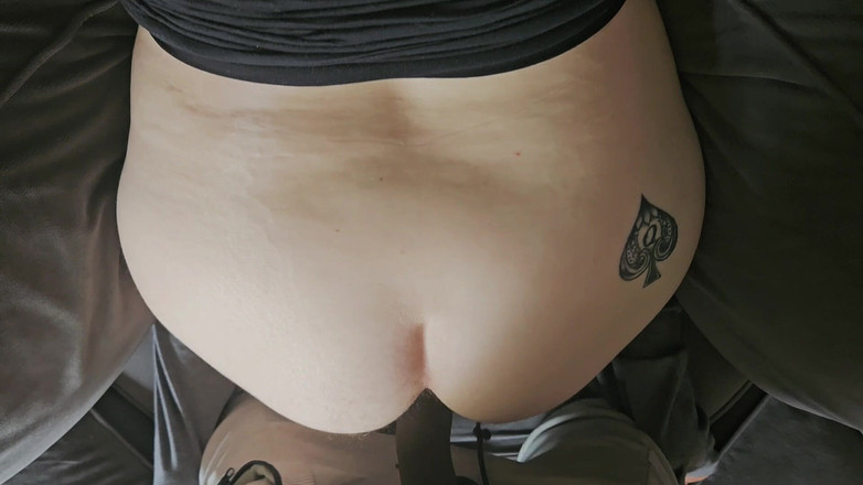 Missi Rae: POV カウチ 後背位 BBC 異人種間ぽっちゃり系 お尻タトゥー クイック