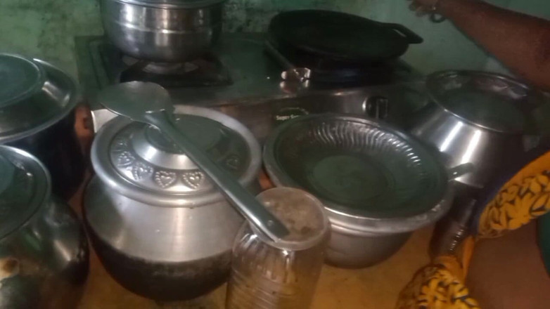 Priyanka314: Дезі чоловік, який стискає груди дружини, поки вона готує