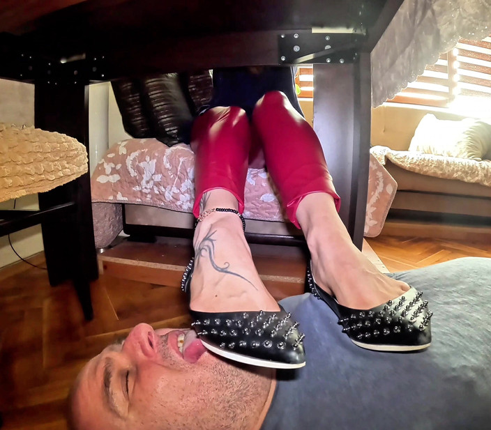 Mistressyammyboots: 用你的舌头擦我的鞋子