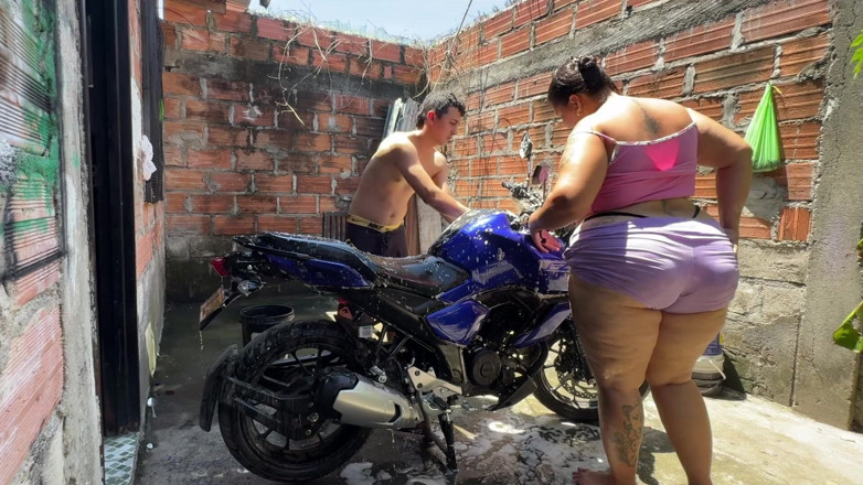Lexly_16: Mi Vecino Me Ayuda a Lavar Y Despues Me Folla...