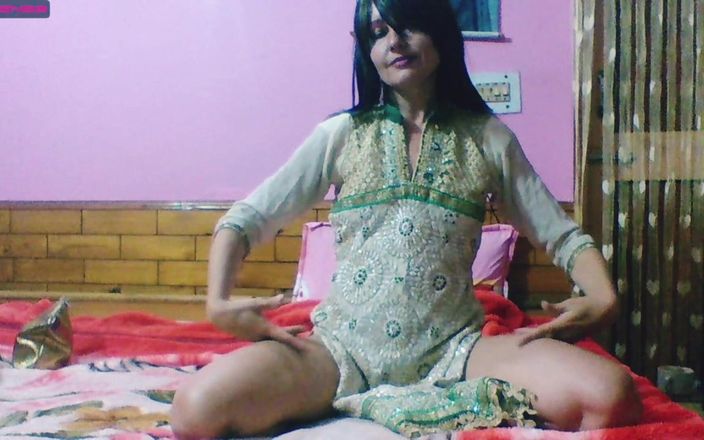 Bolly Karma: Cea mai bună milf interrasială plăcută.