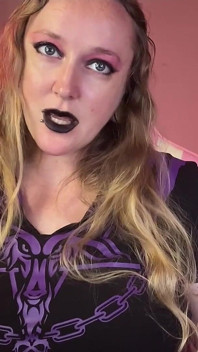 L'accordo satanico della ragazza gotica