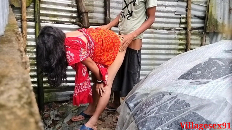Villagesex91: 当地的德西村女孩在户外的重口味性爱