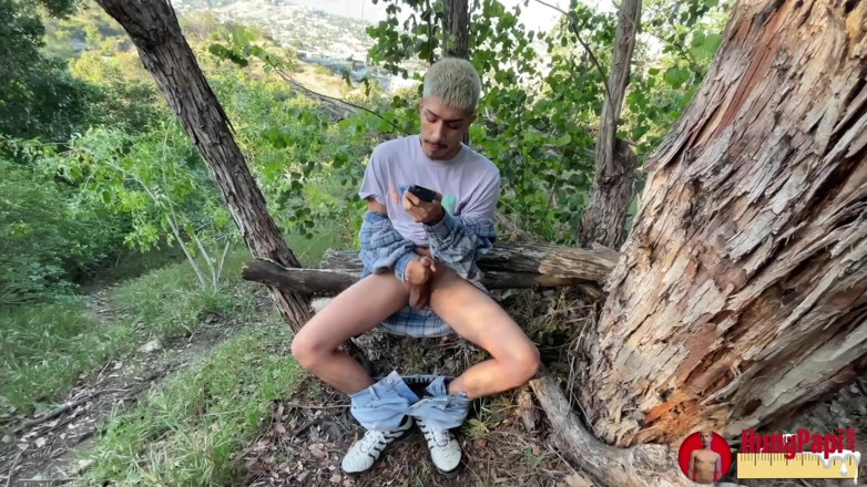 Hung Papi: Une Fille Mince Se Branle Et Suce Une Énorme Éjac En Public