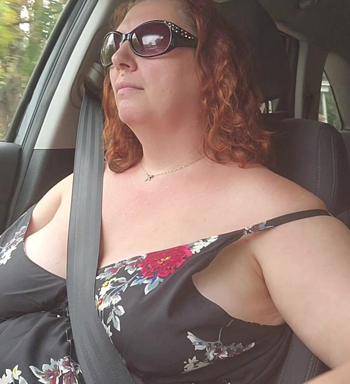 Dainty Deviant: Vnadná milfka projíždí městem a staví nahoře bez a hraje...