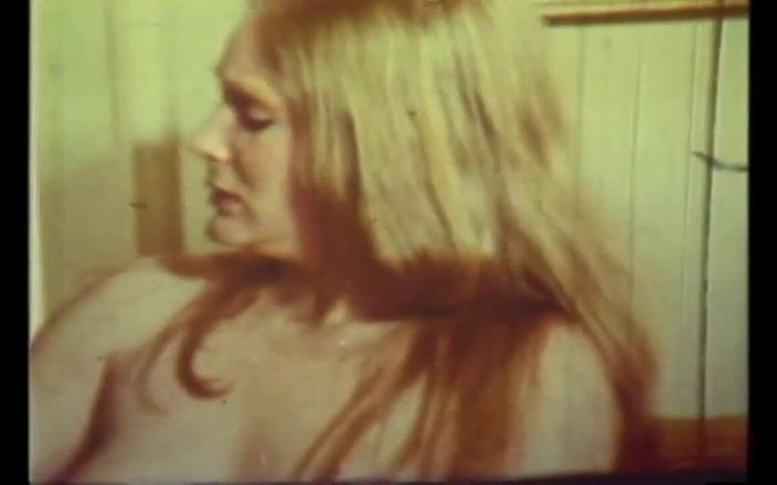 Vintage megastore: Milfs cachondas en traje con coño peludo follada y semen...