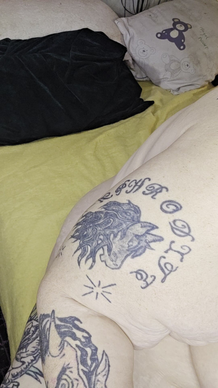 HerculesnVENUS: Maskovaný pán líže, určitě se chová špatně