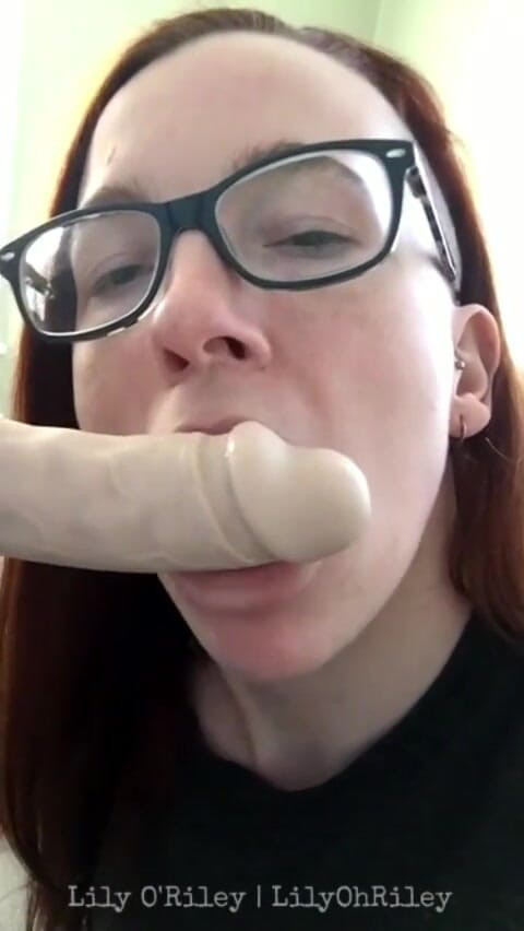 Lily O'Riley: Roodharige nerd met bril met dildo pijpbeurt en diepe kutneukpartij