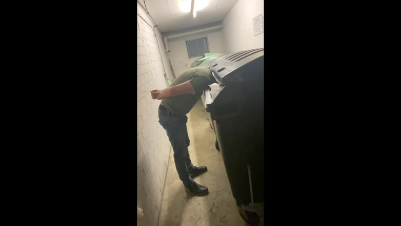 Queen_of_BDSM: Śmietnik to twój nowy dom!