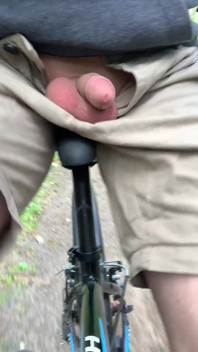Exhibition de bite dans la forêt, balade à vélo, jeune garçon, amateur