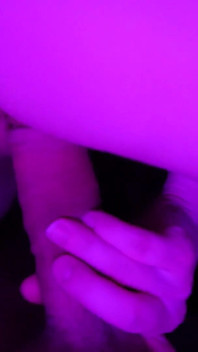 Minha meia-irmã pula animadamente com sua buceta doce no meu pau