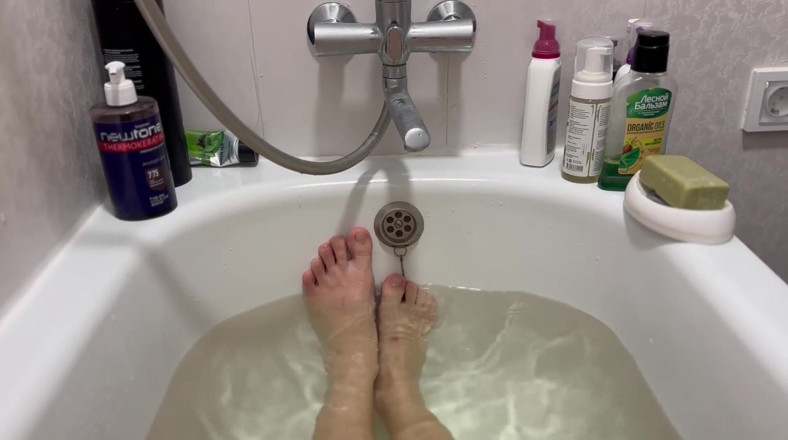 Skinny_lady69: Feet in bathrom