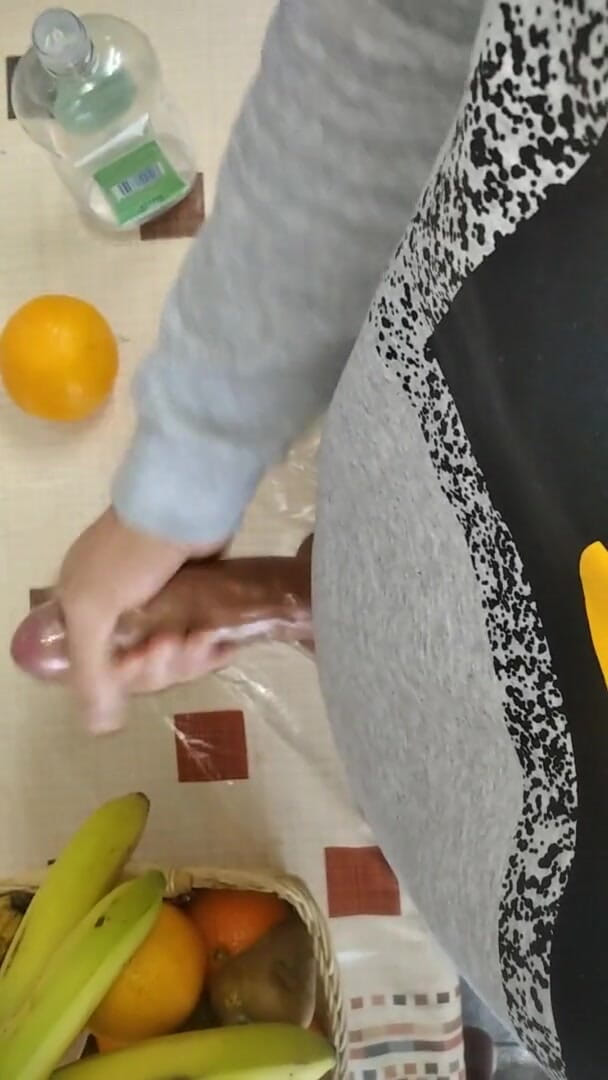 Elvissc: Cowok sange ini ngocok kontol besar cowok ini di depan...