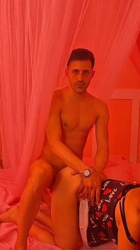 Rozwal bardzo napaloną MILF na łóżku Barby