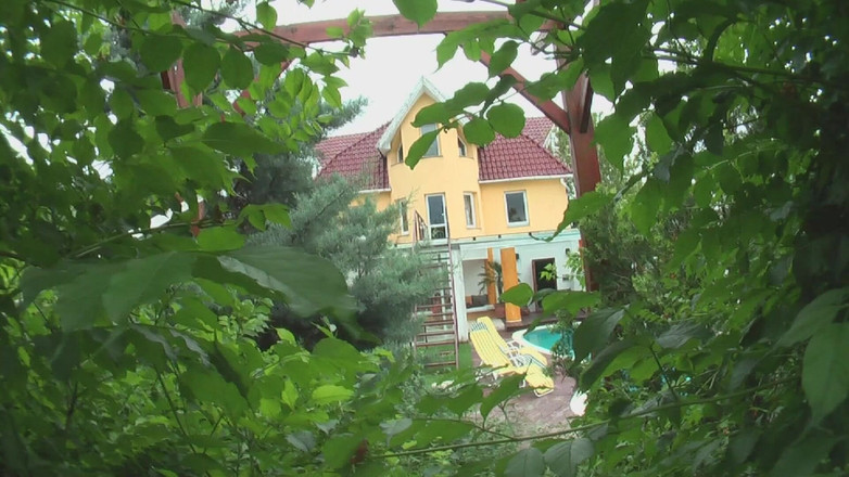 Erotic Planet X: Blonďatá holka saje ptáka a roztáhne kundičku v dílně