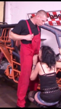 Uomo meccanico tedesco fista il cliente in officina