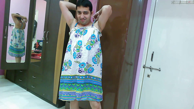 Cute & Nude Crossdresser: 甜美的娘娘腔变装者femboy Sweet棒棒糖在海滩连衣裙里，里面有一个裤子。