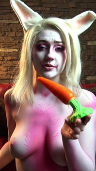 Bunny girl bodypaint solo đụ cu giả