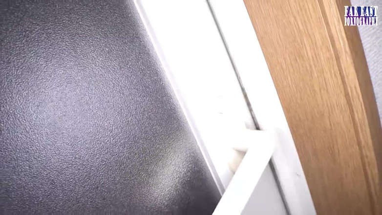 Far East pornography: Лизкие соблазняют на улице красоткой с розовой грудью с чашкой, пропитанной маслом, часть.4