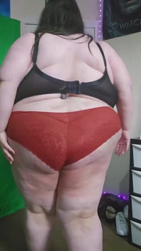 SSBBW gigante andando de calcinha vermelha apertada