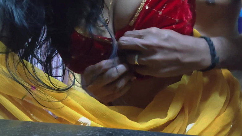 Hotpooja86900: Bhabhi si fa scopare alla pecorina da un uomo forte