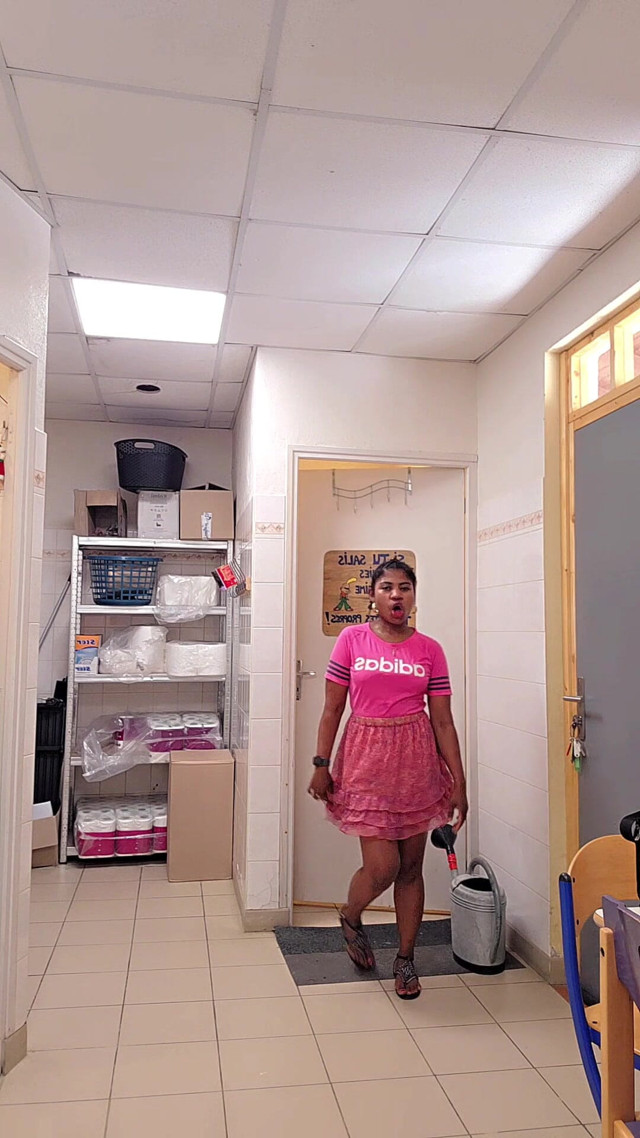 Ebony Pees Standing up (Belle)