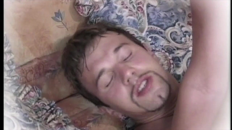 Inhonorof porn: एक सफेद और एक काले मुर्गे के साथ खलिहान में त्रिगुट