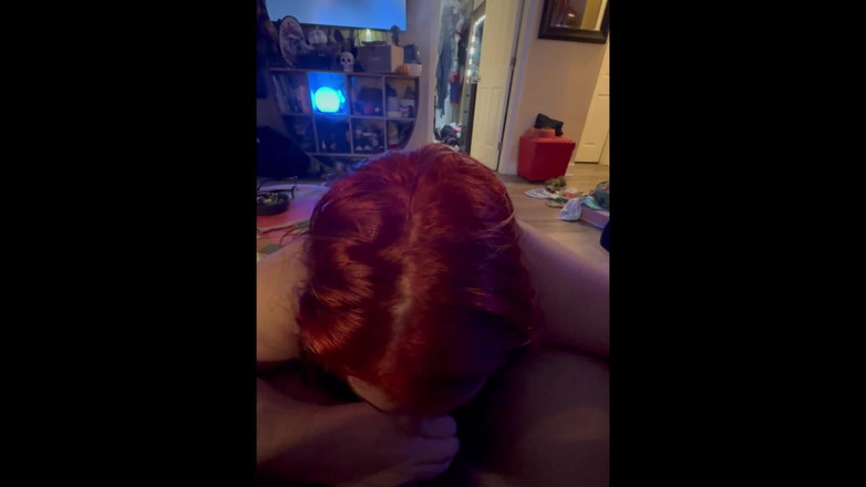 Liz Heat: Une rousse sexy suce une bite et des couilles noires